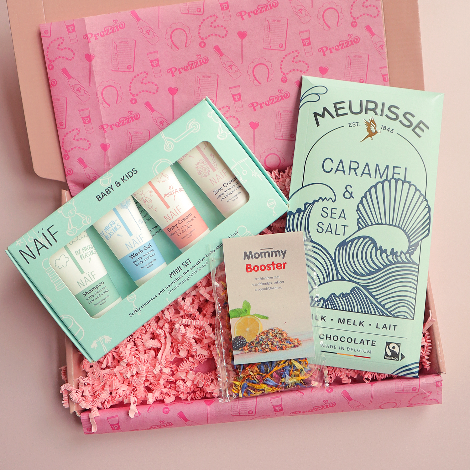 Brievenbus kraamcadeau met Naïf baby verzorgingsset, Mommy Booster thee en Meurisse chocolade in roze doos.