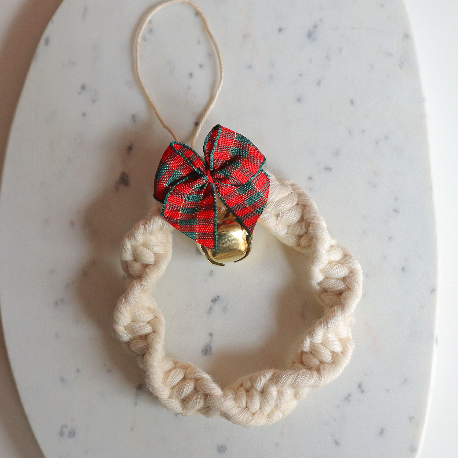 Merry Mail Brievenbuscadeau | Vrolijk Kerstcadeau met chocolade & sokken