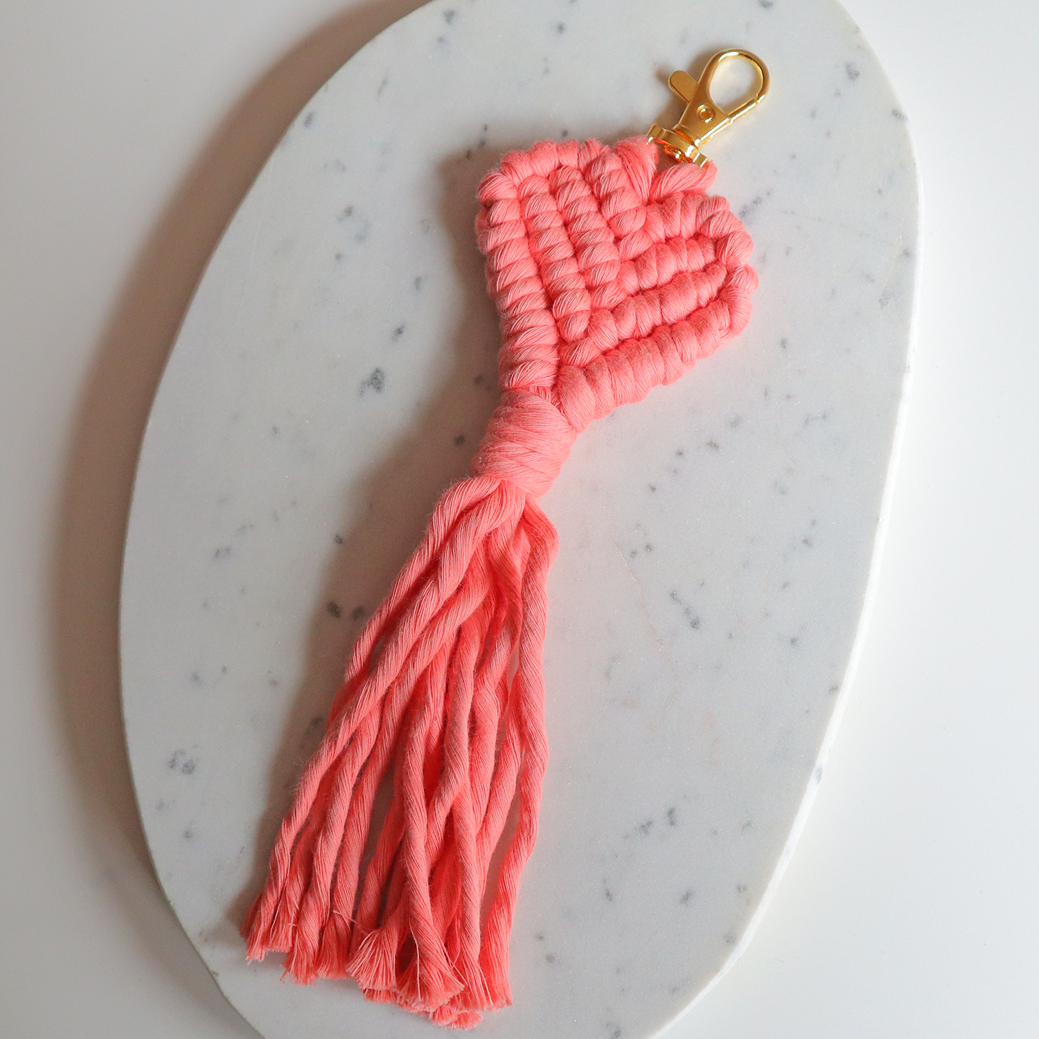 Macrame hart sleutelhanger zalm